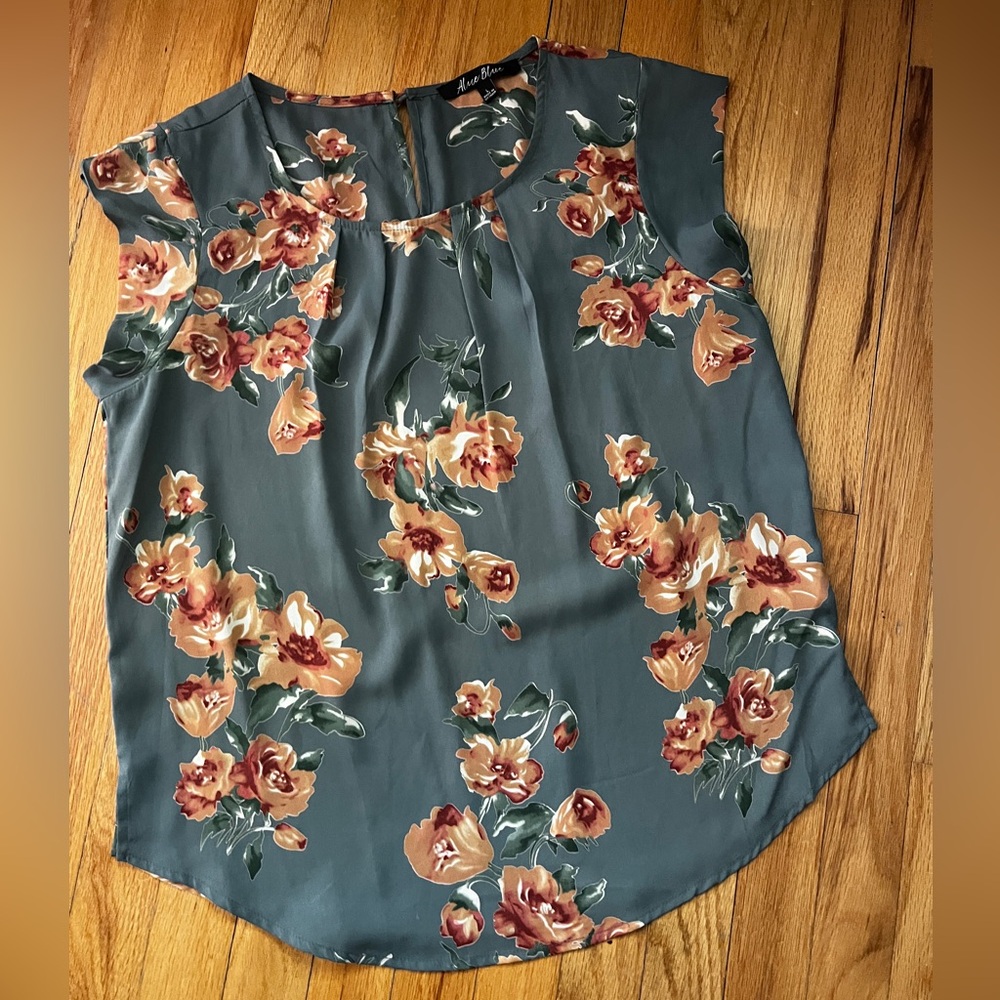 Like New Alice Blue Short Sleeve Floral Blouse Size large